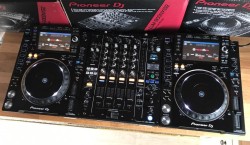 Pioneer DJ 2x Pioneer Cdj-2000Nxs2 + 1x Djm-900Nxs2 + Hdj-2000 Mk2 / 2x Pioneer Cdj-2000s+ Djm-900-nexus + Rmx-1000-plat