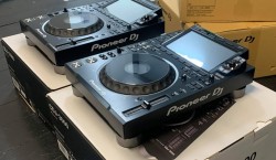  Denon DJ Prime 4+ , Allen & Heath Xone:96,  PLAYdifferently MODEL 1,   Rane Four ,  Pioneer XDJ-RX3 , Pioneer XDJ-XZ , 