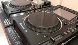 Pioneer DJ 2x Pioneer Cdj-2000Nxs2 + 1x Djm-900Nxs2 + Hdj-2000 Mk2 / 2x Pioneer Cdj-2000s+ Djm-900-nexus + Rmx-1000-plat