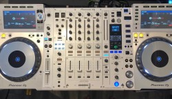  Verkoopt Nieuw Pioneer DJ Pioneer CDJ-3000-w (2) +1x DJM-900NXS2-W, Pioneer DJM-A9 DJ-Mixer , Pioneer DDJ-REV7  